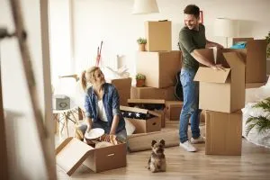 باز کردن کارتن‌های اثاثیه در خانه جدید پس از اسباب‌کشی